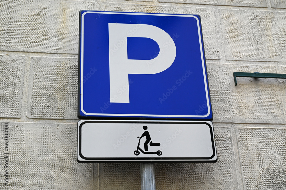 Panneau indiquant un parking réservé aux trottinettes dans une rue de Pise Panneau indiquant un parking réservé aux trottinettes dans une rue de Pise