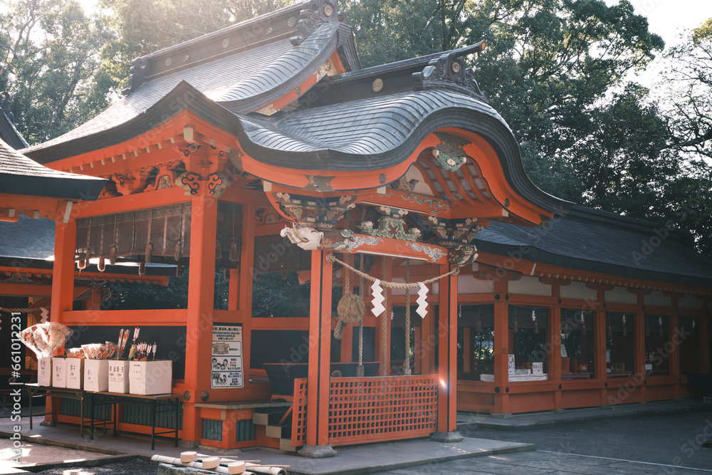 横側から見る枚聞神社の風景