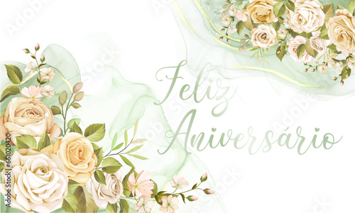 Cartão ou banner para desejar feliz aniversário em verde com flores na parte superior e inferior nas cores salmão e bege sobre fundo marmorizado verde e branco