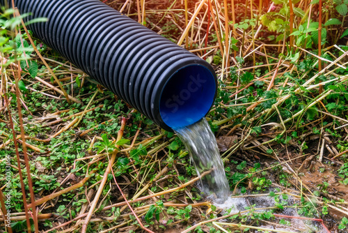 Canvastavla Level view close-up at a land drain pipe with slow flow