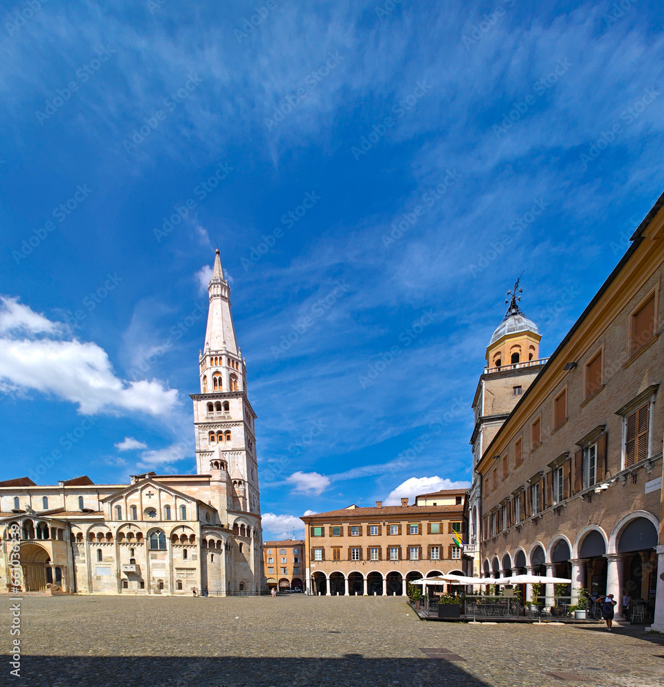 Obraz premium Modena, Italy. View of Cathedral with Ghirlandina tower located on Piazza Grande at dusk
