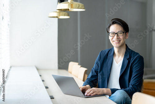 カフェでパソコンを使う男性
