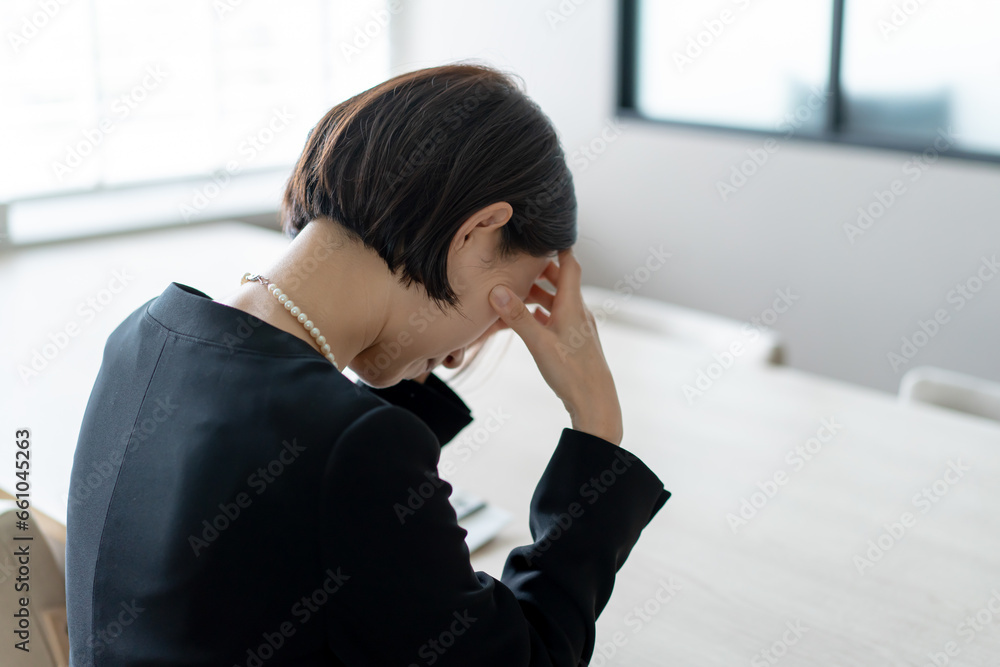 喪服を着た女性 お葬式 お通夜 喪服を着た女性 お葬式 お通夜