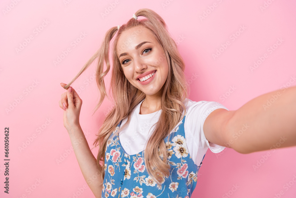 Φωτογραφία Photo of gorgeous lovely woman with tails hairdo dressed flower print overall do