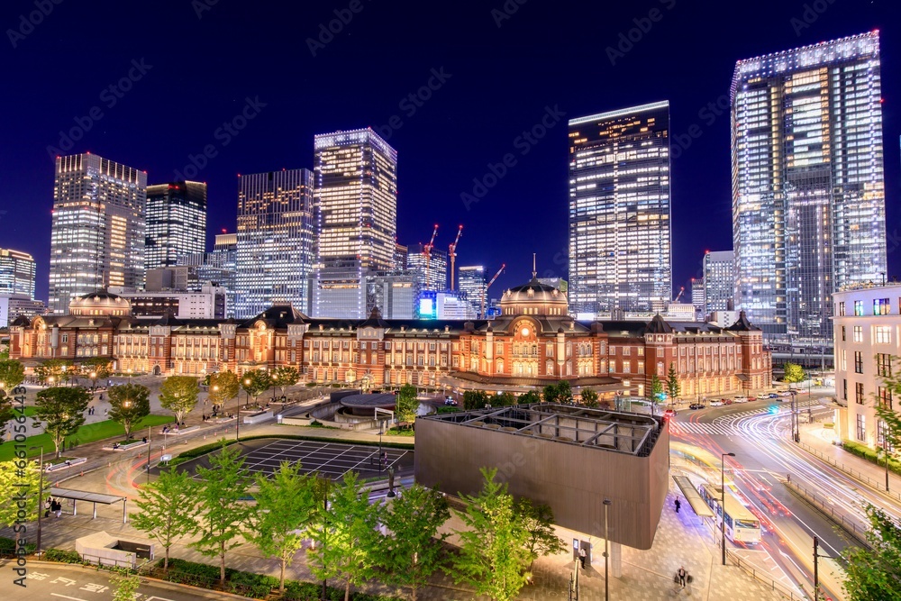 東京駅と高層ビル群の夜景