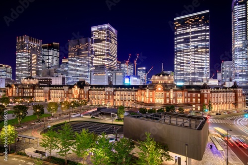 東京駅と高層ビル群の夜景