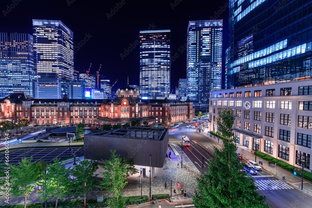 Φωτογραφία 東京駅と高層ビル群の夜景（クール調）