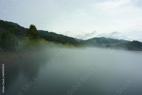 한국 안동 댐의 비오는 날 풍경