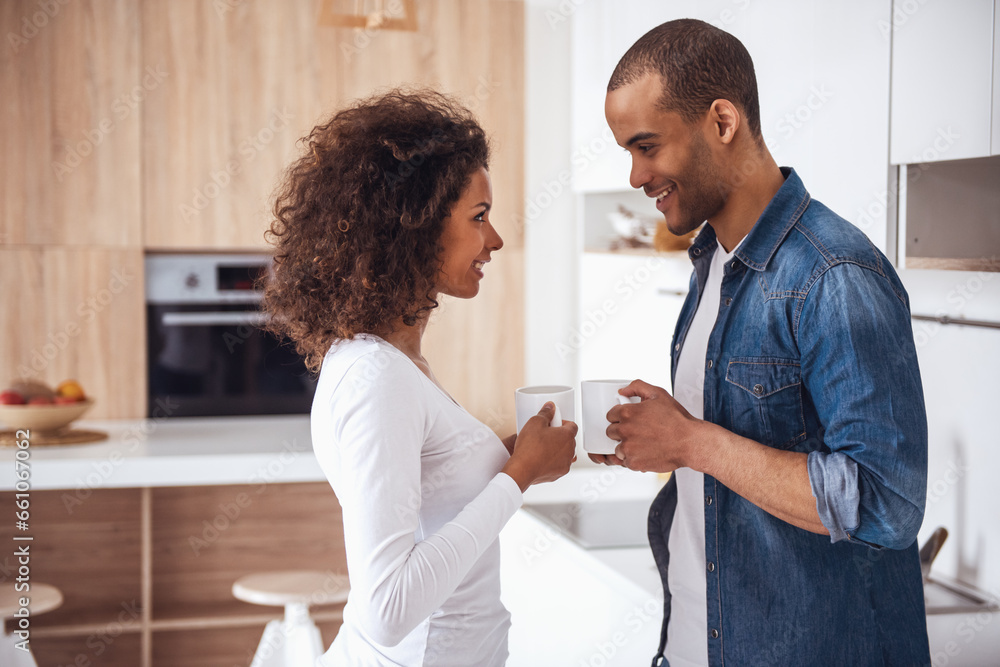 Obraz premium Couple in kitchen