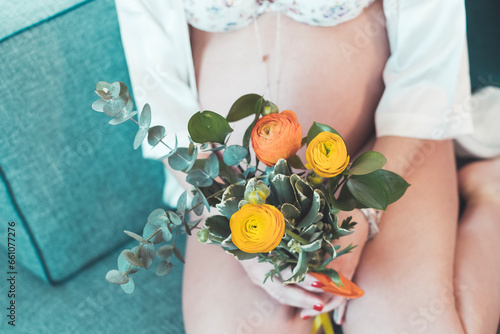 donna incinta con mazzo di fiori  photo