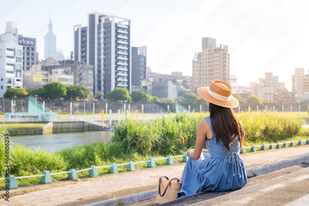 Naklejka premium Travel woman visit Taipei city