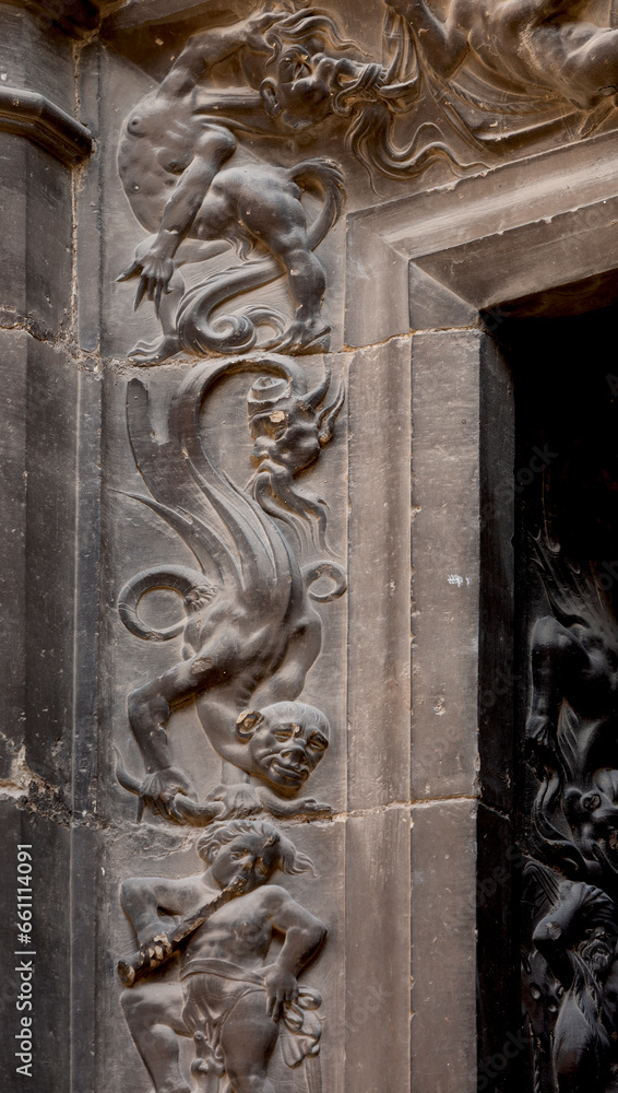 Figuras grotescas y simbólicas en la iglesia