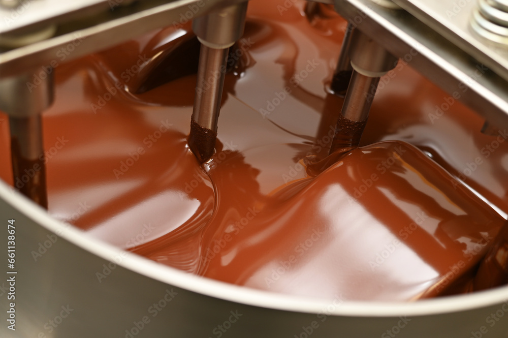 Schokoladenherstellung, Schokoladenmasse Conchieren - obrazy, fototapety, plakaty 