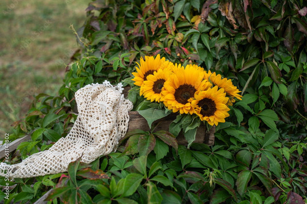 Dekoration im Spätsommer mit Sonnenblumen im Landhausstil Dekoration im Spätsommer mit Sonnenblumen im Landhausstil