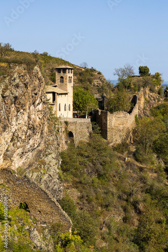 Clocher de l’église du village médiéval de Malleval dans le parc naturel régional du Pilat