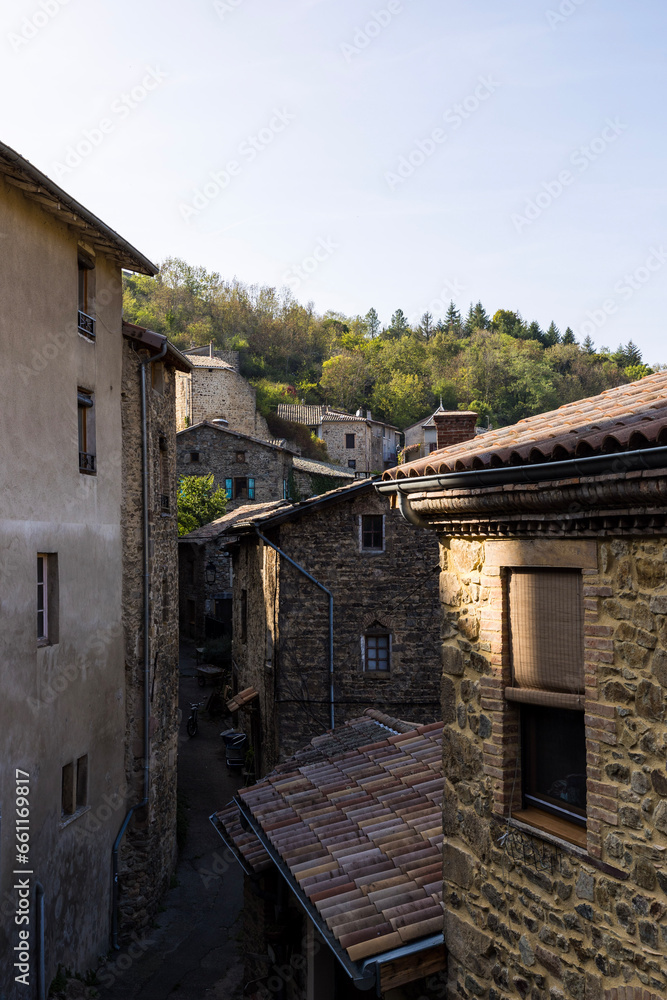 Village médiéval de Malleval dans son écrin rocheux, dans le parc naturel régional du Pilat