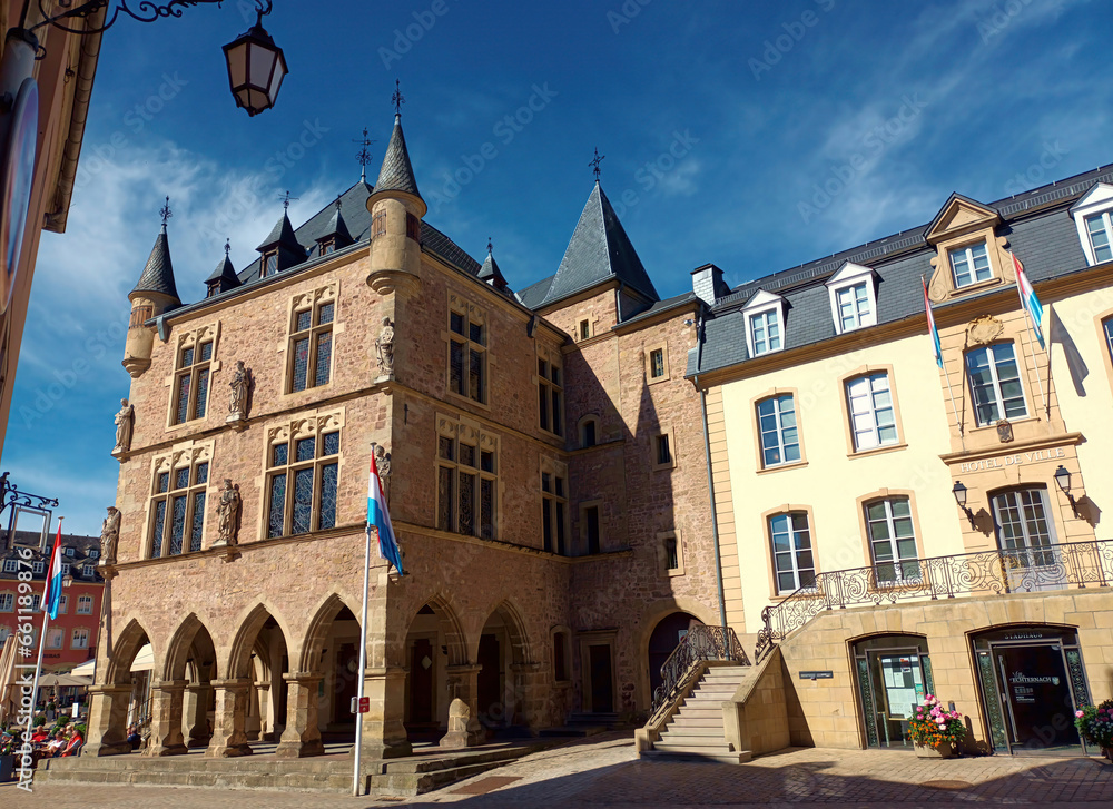 Markplatz von Echternach, der ältesten Stadt Luxemburgs und Hauptort der bei Touristen beliebten Kleinen Luxemburger Schweiz.