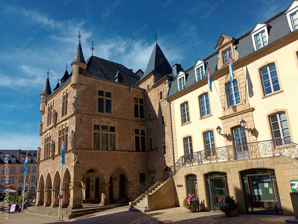 Markplatz von Echternach, der ältesten Stadt Luxemburgs und Hauptort der bei Touristen beliebten Kleinen Luxemburger Schweiz.