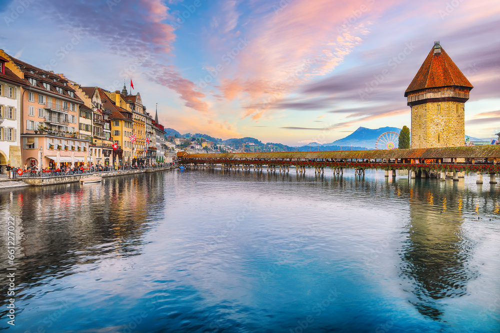 Obraz premium Breathtaking historic city center of Lucerne with famous buildings and old wooden Chapel Bridge (Kapellbrucke)