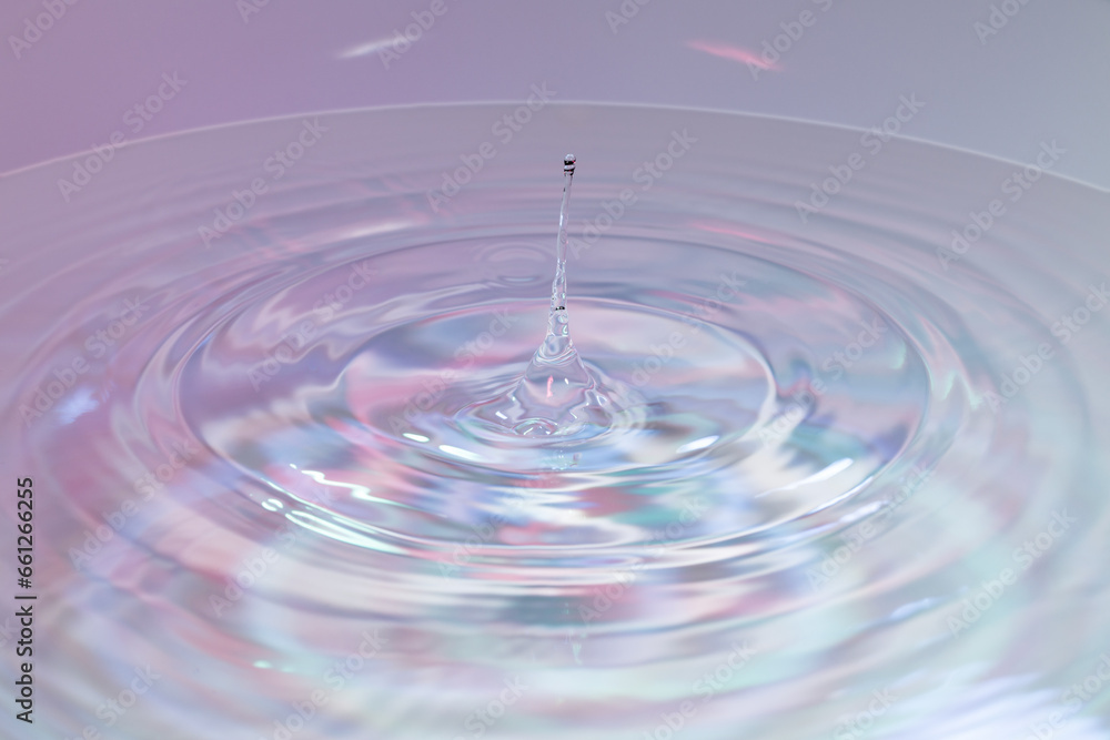 水面に落ちる水滴. 水面に落ちる水滴.