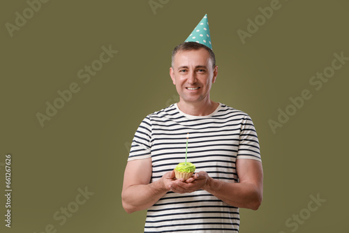 Smiling man in party hat ho...