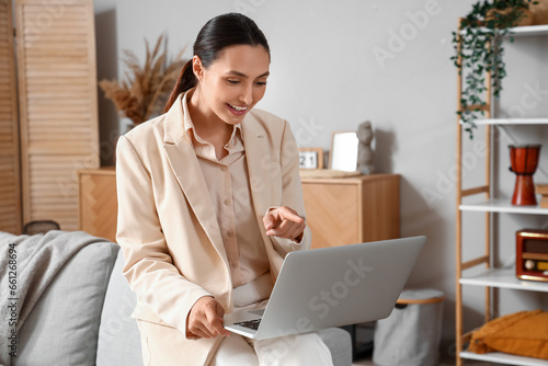 Young businesswoman with la...