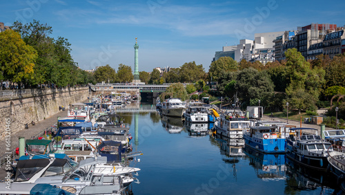 Paris, France: Le port de plaisance de Paris Arsenal, sur le canal Saint-Martin, avec la place de la Bastille et la colonne de Juillet à l'arrière-plan photo