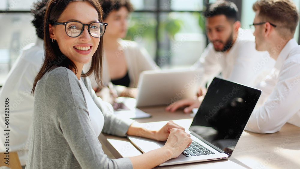 Obraz premium Smiling professional business leaders and employees group team portrait