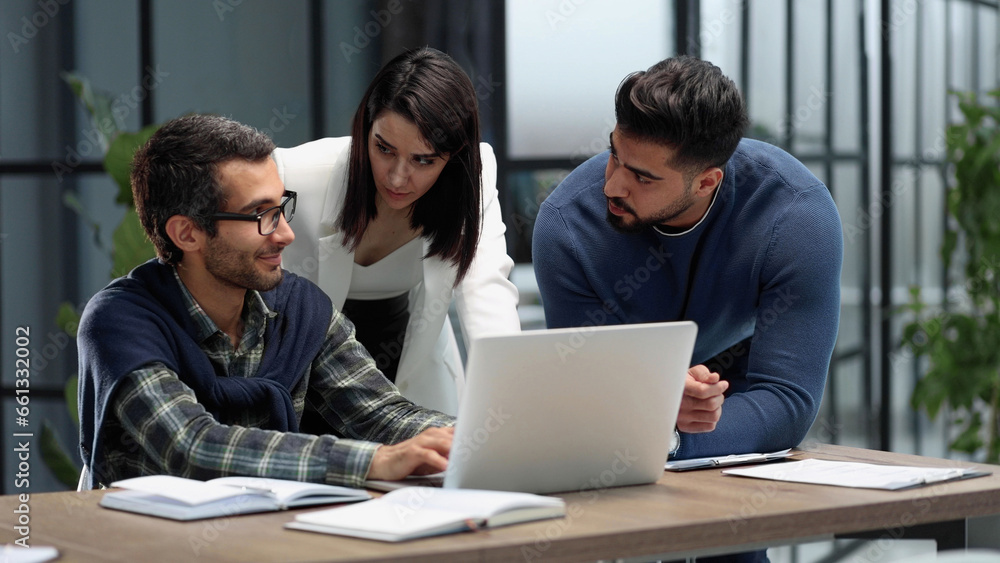 Obraz premium Business partners discuss financial reports, plan an investment strategy. Team of three