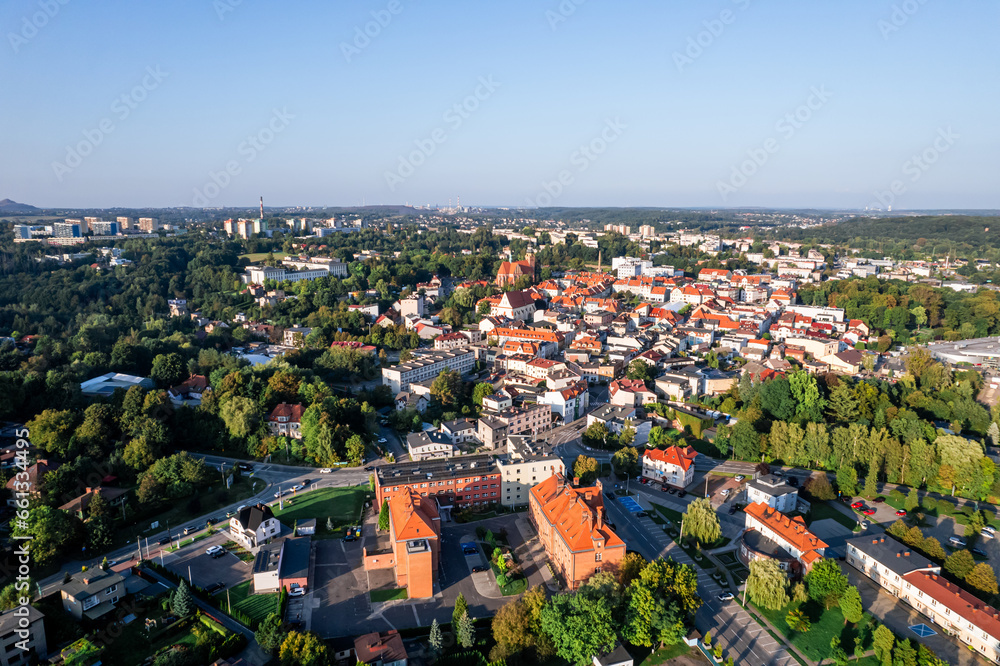 Miasto Wodzisław Śląski na Śląsku w Polsce, panorama jesienią z lotu ptaka w bezchmurny dzień