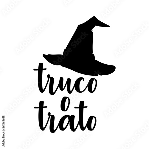 Logo con texto manuscrito truco o trato en español con silueta de sombrero de bruja para su uso en invitaciones y tarjetas de Halloween