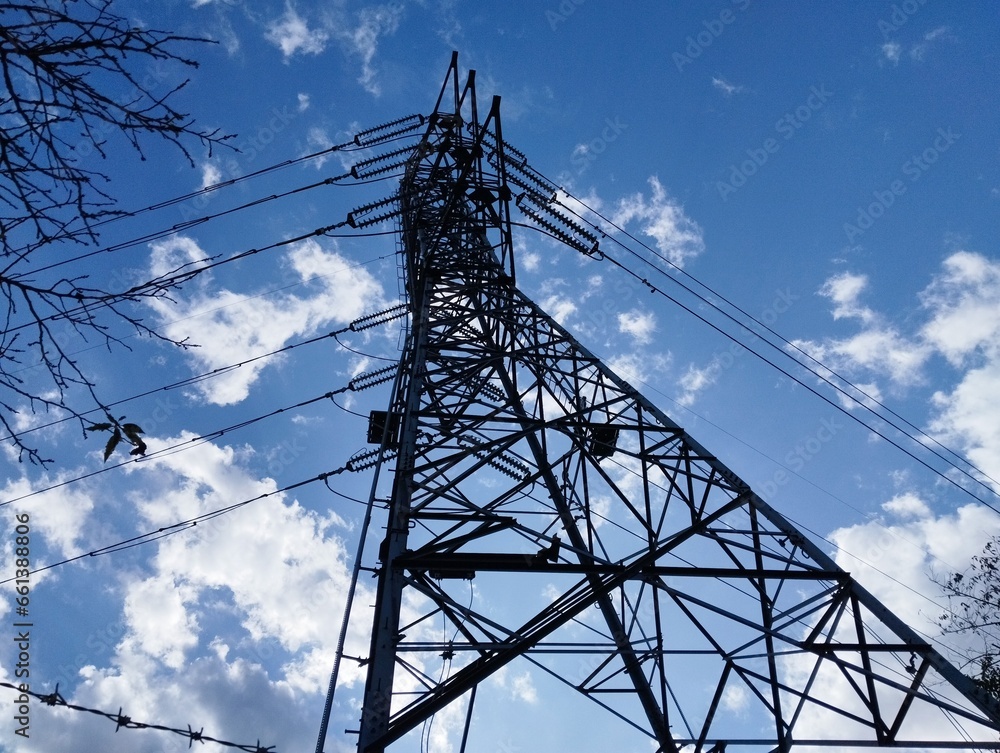 電線のある送電鉄塔と青い空