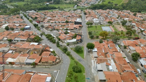 Vista aérea de bairro residencial na cidade de Paulínia com casas de telhado laranja e muitas árvores e vegetação ao redor. Brasil, 2023. photo