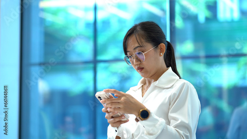 Canvas Print asian business woman using a mobile phone in office