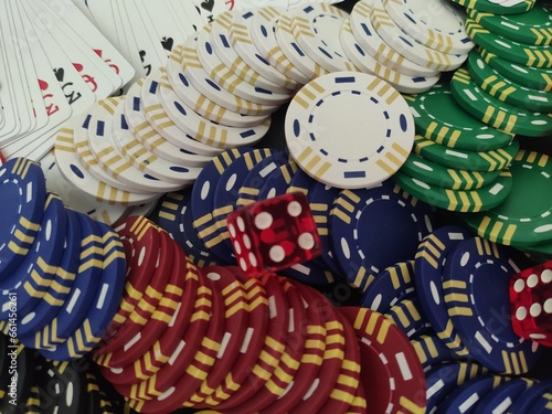 Jeux de cartes et de hasard, gain d'argent, de jetons de poker, avec dés, casino, tapis, jetons de tous les couleurs, joueurs professionnels, stratégie, psychologie, mindset et jeux de patience, 