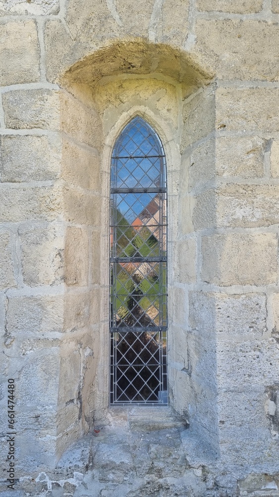 Schmales Kirchenfenster mit Glas