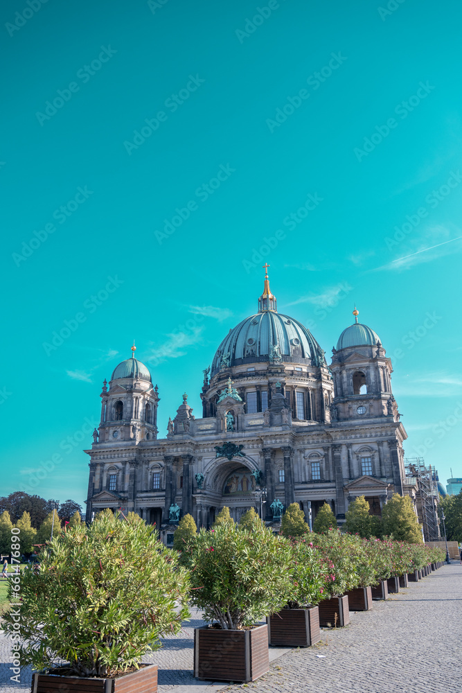 Obraz premium Der Berliner Dom (offiziell: Oberpfarr- und Domkirche zu Berlin)[1] am Lustgarten auf der Museumsinsel ist eine evangelische Kirche im Berliner Ortsteil Mitte
