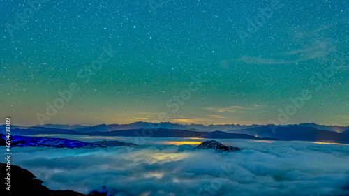 Ciel étoilé en montagne avec des vallées recouvertes de nuages © Bernard