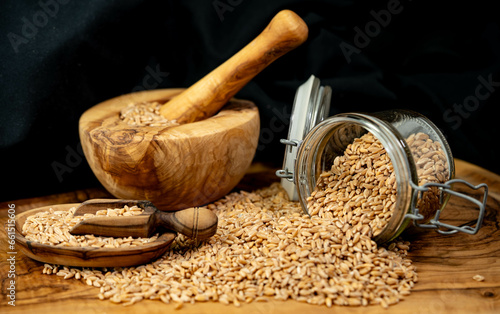 Dinkel Triticum aestivum spelta auf Olivenholz