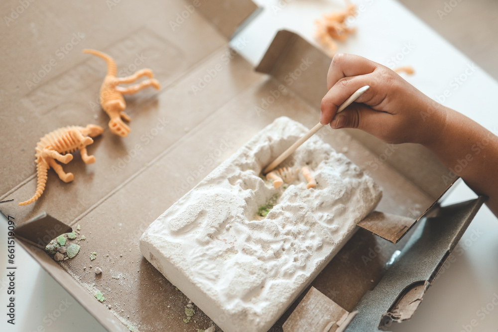 An interesting activity for children: excavating dinosaurs,