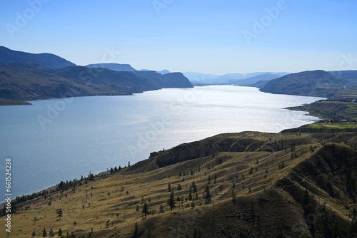 Fototapeta Naklejka Na Ścianę i Meble -  Landscape of Canada with lake and Mountains. British Columbia landscape