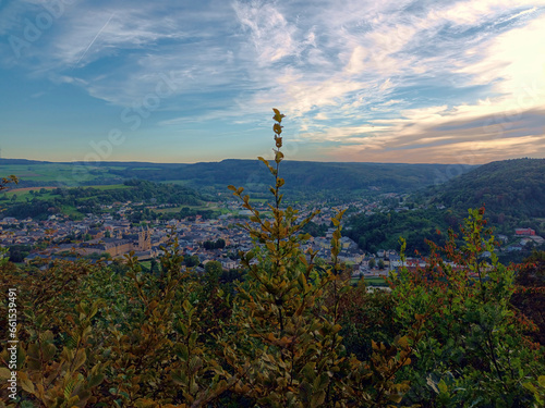 Blick auf Echternach, die älteste Stadt Luxemburgs und Hauptort der bei Touristen beliebten Kleinen Luxemburger Schweiz. Aussicht aus Richtung Echternacherbrück vom Premium-Wanderweg Felsenweg 1.