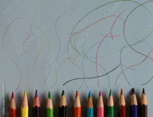 Tableau sur toile lapices de colores en horizontal dibujando cada uno de ellos rayones de su propi