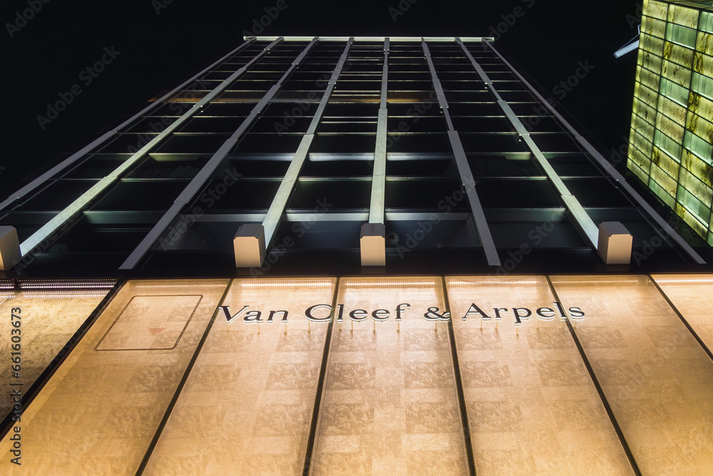Firmenschriftzug von Van Cleef & Arpels an einem Hochhaus am 13. April