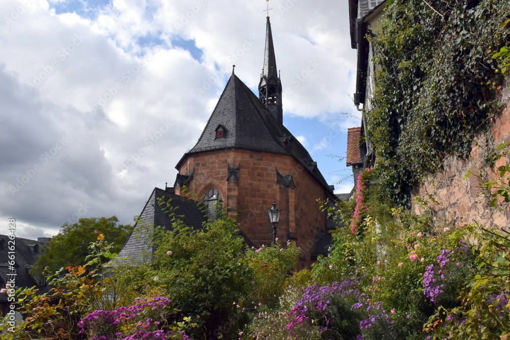 Kugelkirche in Marburg hinter blühenden Vorgärten Kugelkirche in Marburg hinter blühenden Vorgärten