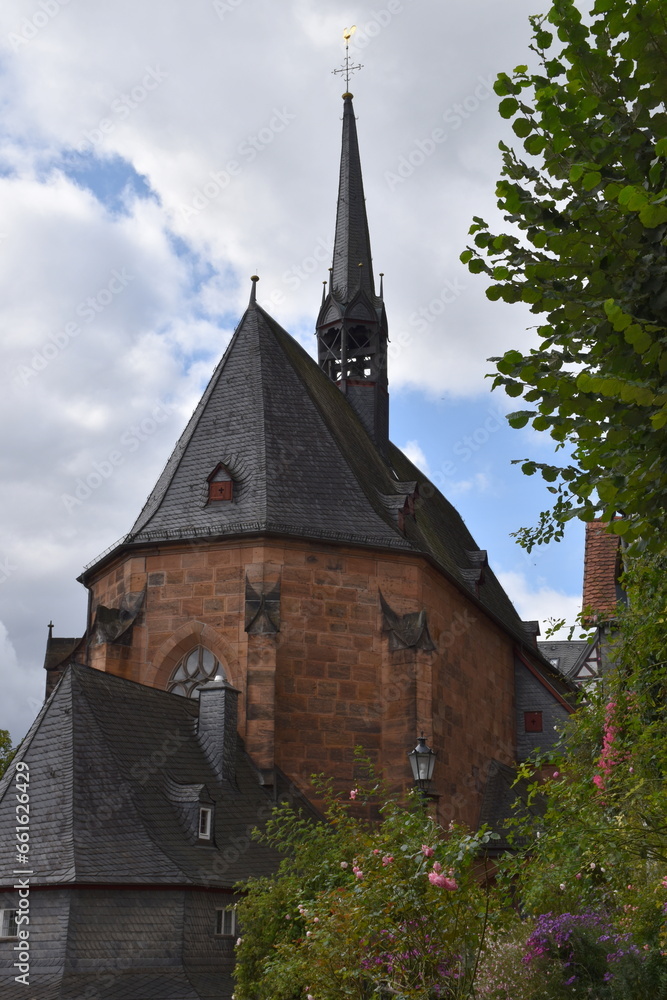 Kugelkirche in Marburg hinter blühenden Vorgärten
