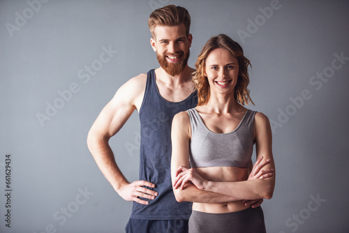Obraz na płótnie Beautiful young sports couple w salonie