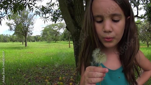 menina assopando flor dente-de-leão