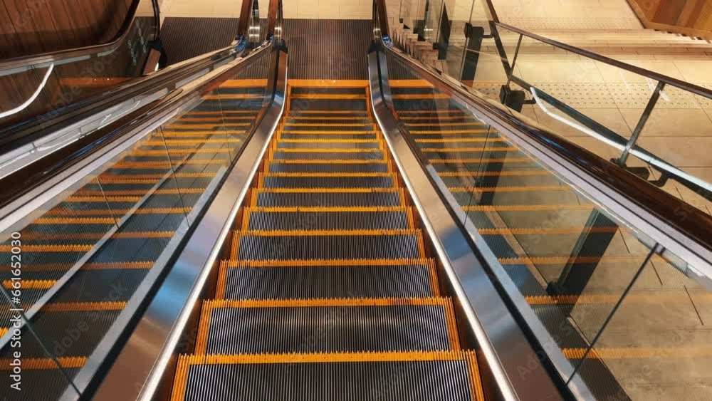 下りのエスカレーター 下りのエスカレーター