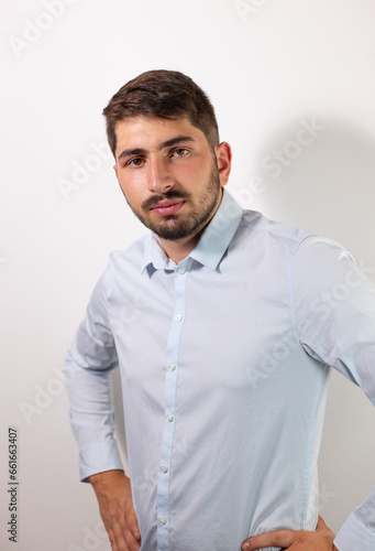 portrait d'un jeune homme sérieux de 25 ans, homme d'affaires ou employé de bureau